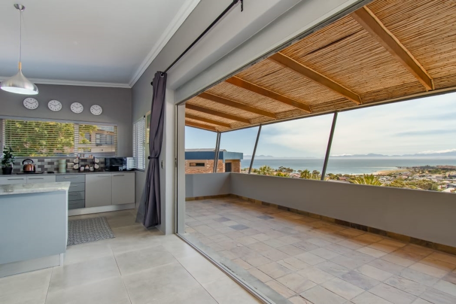 To Let 4 Bedroom Property for Rent in Mountainside Western Cape